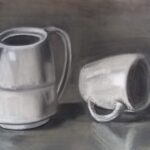 Escena de tetera y taza en blancos y grises.